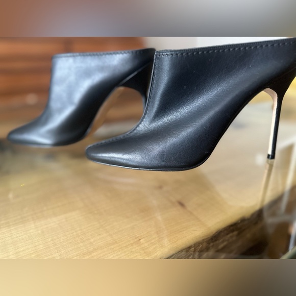 Manolo Blahnik Shoes - RARE FIND!! Authentic Manolo Blahnik Mule shoes